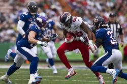 开云体育在线-从舞台看客到绝对主角—卢卡库在年度焦点之夜的完美独舞