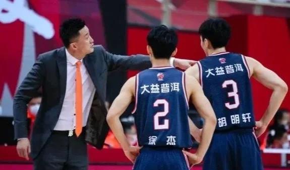 男篮对决惊险收官，冠军在望
