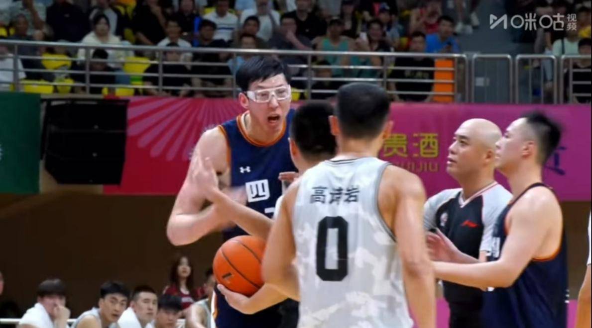 主队球迷疯狂喊冤，裁判判罚引发争议