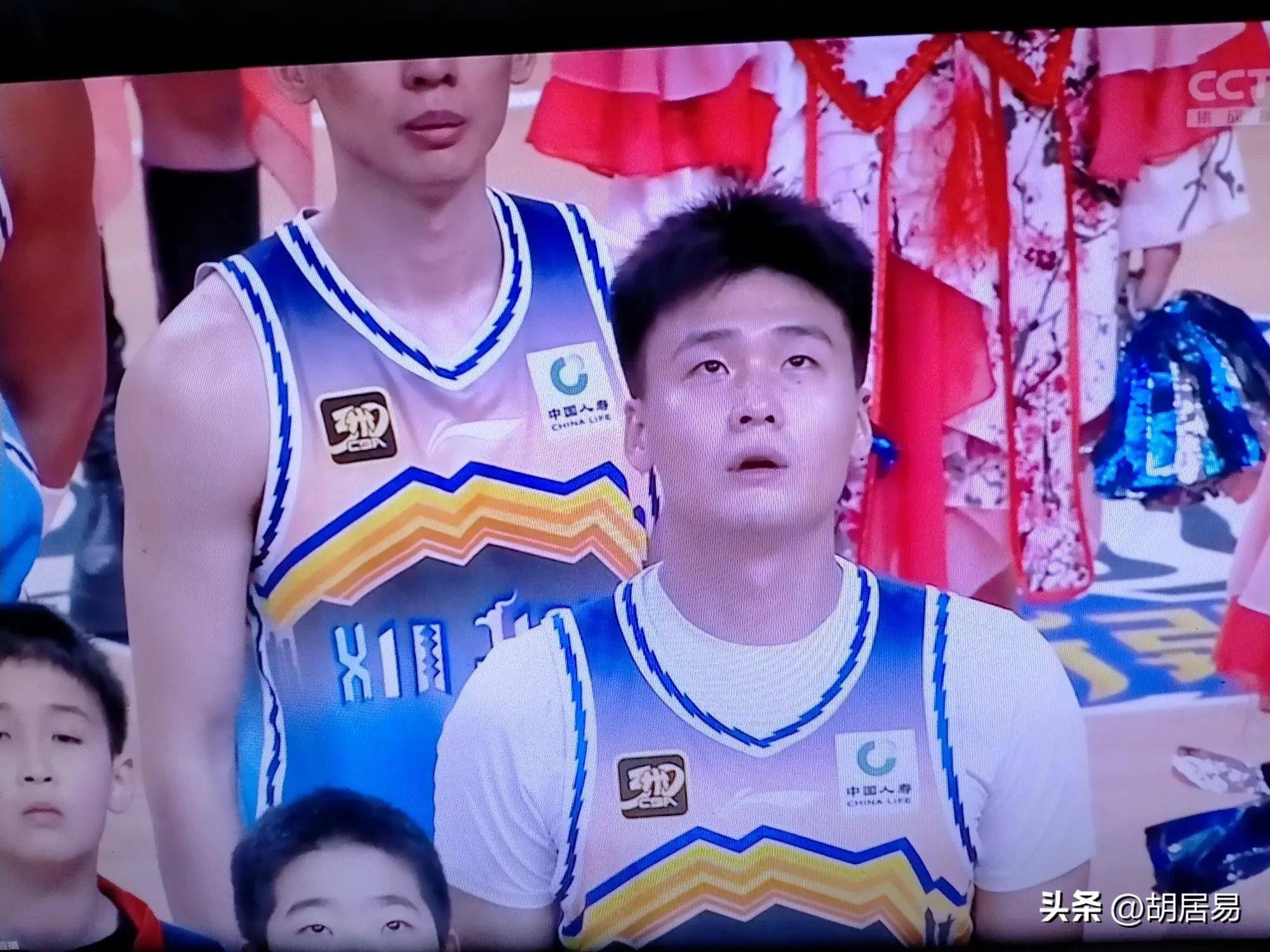 战术调整引发评论热议，球队备战状态待定