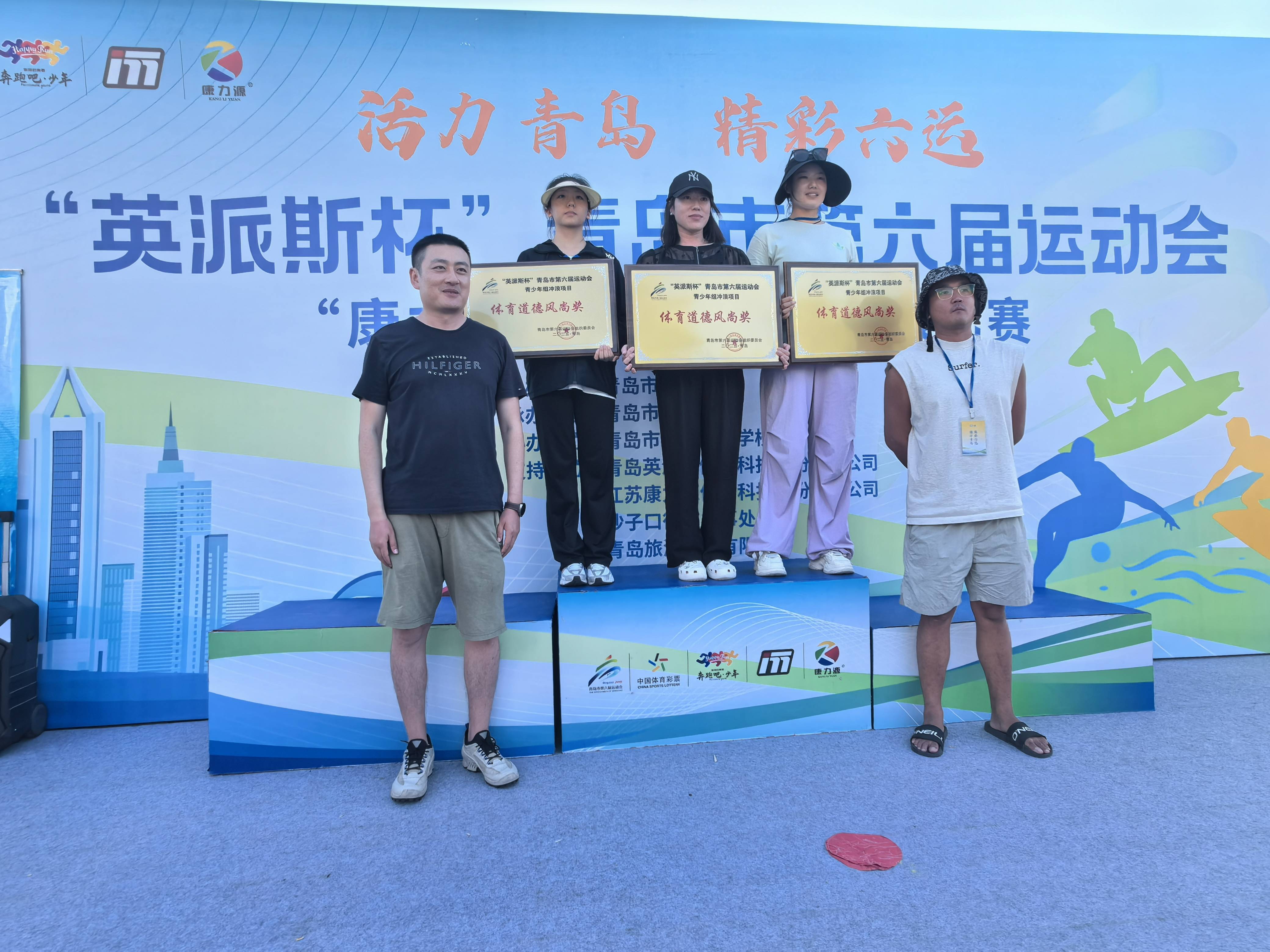 运动员们在角逐中奋力拼搏，向着荣誉冲刺