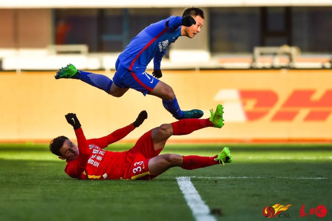 重庆斯威队客场力克，登顶榜首