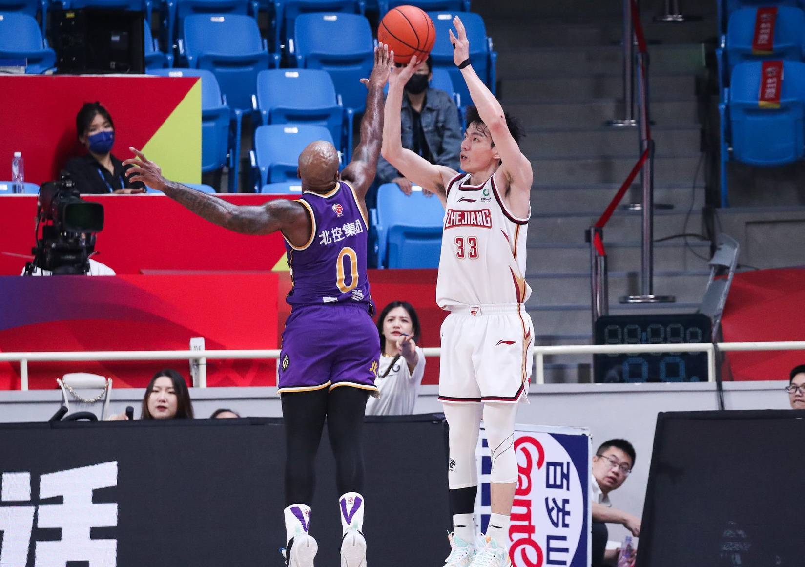 人和主场逆转深圳，积分领跑