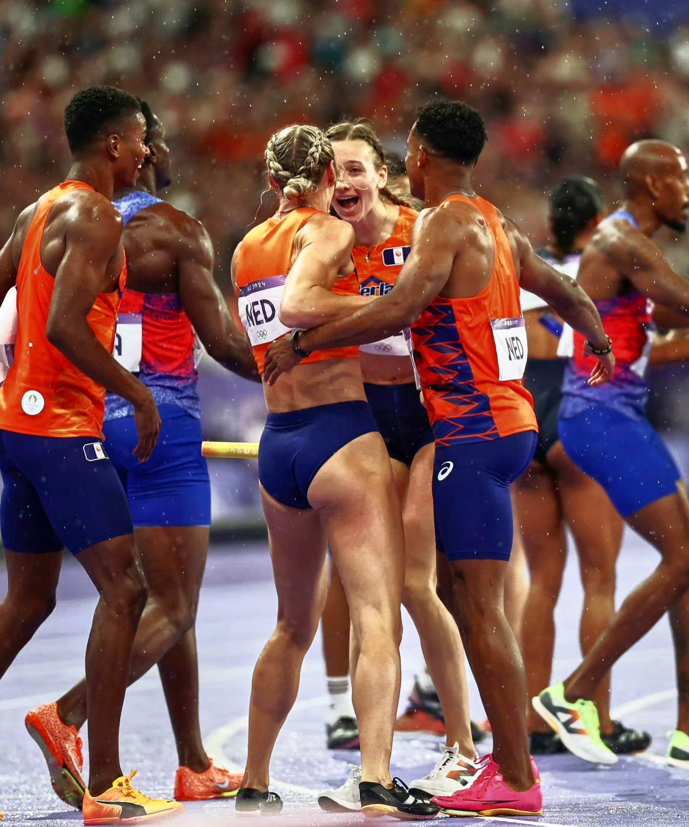 荷兰自行车运动员圆满完成比赛，夺得金牌