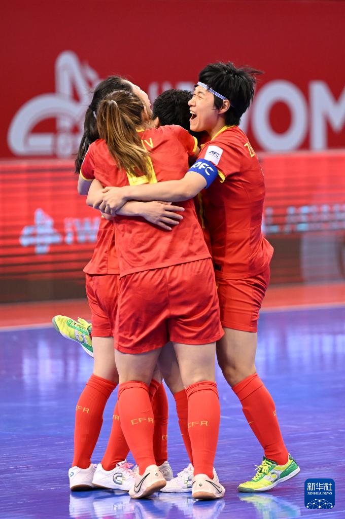 女子足球选手在比赛中展现出色战术